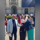 BigMama si laurea, l'abbraccio alla mamma e al papà dopo la proclamazione BigMama si laurea, l'abbraccio alla mamma e al papà dopo la proclamazione