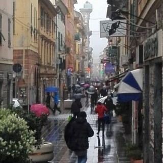 Una via di Sestri Ponente affollata di gente, il nuovo appello di Toti: "Inaccettabile! Vi prego, state a casa" (FOTO)