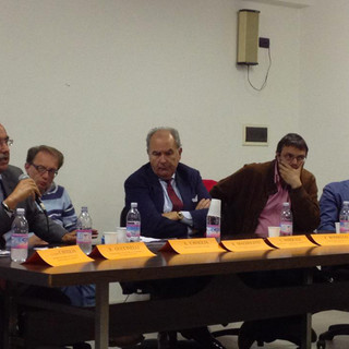 Assemblea a Vado Ligure sui problemi del lavoro e dell’occupazione: verranno al pettine quei nodi… Assemblea a Vado Ligure sui problemi del lavoro e dell’occupazione: verranno al pettine quei nodi…