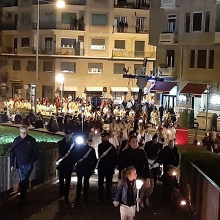 Venerdì Santo a Savona: le Confraternite e i fedeli in preghiera sulla piazza dell'antica cattedrale del Priamar Venerdì Santo a Savona: le Confraternite e i fedeli in preghiera sulla piazza dell'antica cattedrale del Priamar