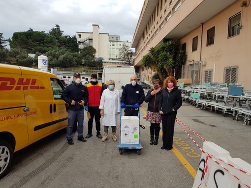 Covid, arrivati i primi 2925 vaccini a Savona all'ospedale San Paolo (FOTO e VIDEO)