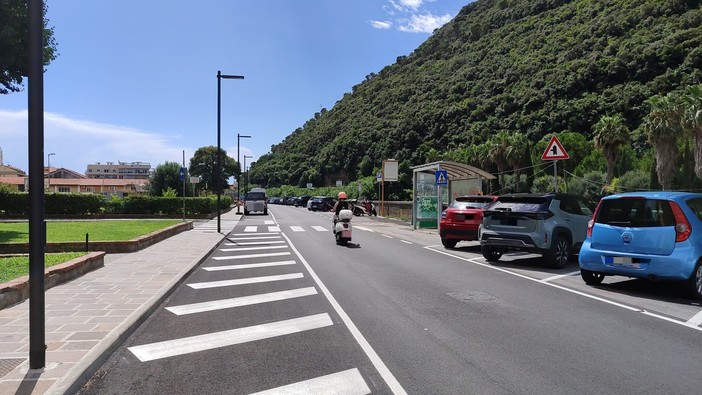 L'attuale assetto dei parcheggi a spina di pesce: diventeranno tutti paralleli alla carreggiata L'attuale assetto dei parcheggi a spina di pesce: diventeranno tutti paralleli alla carreggiata