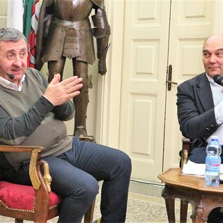 Millesimo, risate e applausi per Vito durante l’incontro spettacolo sull’integrazione in cucina