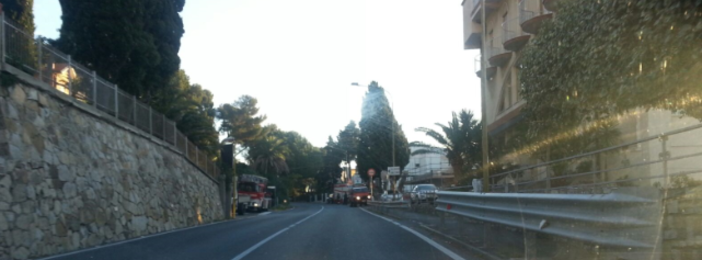 Andora, incendio di sterpaglie, intervento dei Vigili del Fuoco