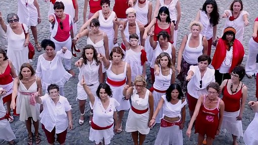 Savona, oggi diciamo basta alla violenza sulle donne con il Flash Mob “Break The Chain” Savona, oggi diciamo basta alla violenza sulle donne con il Flash Mob “Break The Chain”