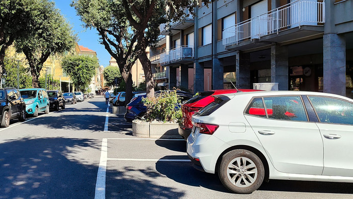 Finale, lite a colpi di cocci di bottiglie e pietrate in via De Raymondi: "Situazione al limite, serve un intervento"