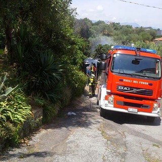 Albisola Superiore, baracca a fuoco in località Oliveto: intervento dei vigili del fuoco