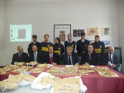 Ventidue chili d'oro sequestrati a Valenza del Po, il corriere è stato a Savona Ventidue chili d'oro sequestrati a Valenza del Po, il corriere è stato a Savona