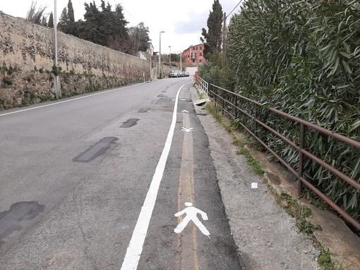 Savona, una corsia per i pedoni in via dei Cappuccini. I residenti: "Rimossi i parcheggi, siamo in difficoltà" Savona, una corsia per i pedoni in via dei Cappuccini. I residenti: "Rimossi i parcheggi, siamo in difficoltà"