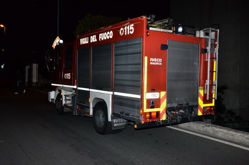 Albissola, principio di incendio a un camion con cella frigorifera: vigili del fuoco mobilitati
