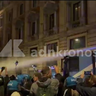 Scontri a Roma, lancio di bottiglie e idranti in azione vicino stazione Termini Scontri a Roma, lancio di bottiglie e idranti in azione vicino stazione Termini
