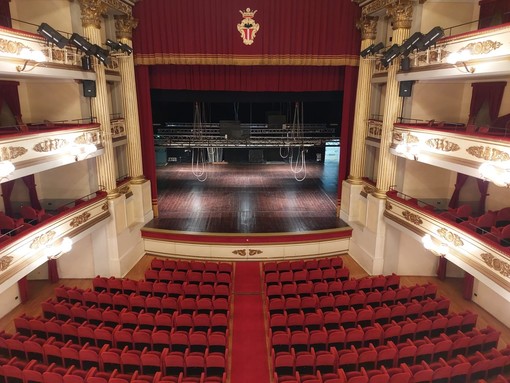 Fai d'autunno, viaggio nel teatro Chiabrera: dal crollo fake del lampadario, l'astrolampo e i murales stile Pin Up (FOTO) Fai d'autunno, viaggio nel teatro Chiabrera: dal crollo fake del lampadario, l'astrolampo e i murales stile Pin Up (FOTO)
