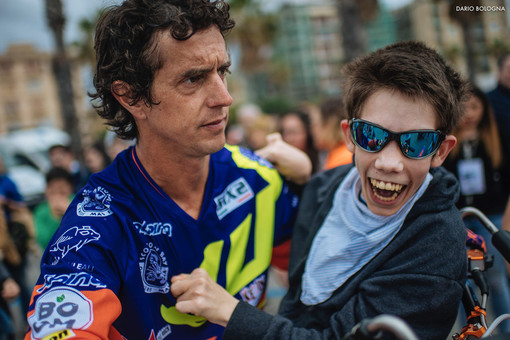 Il biker acrobatico di Pontinvrea Vanni Oddera porta la mototerapia a Genova