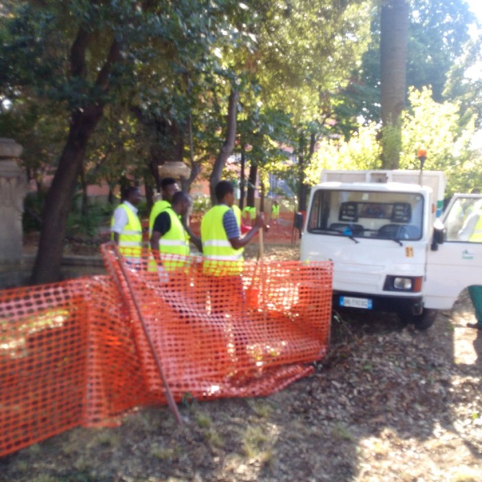 Savona, i profughi puliscono Villa Zanelli, Il Faggio: "Esempio di integrazione" Savona, i profughi puliscono Villa Zanelli, Il Faggio: "Esempio di integrazione"