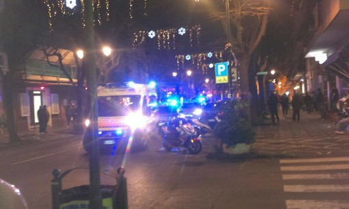 Paura ad Albenga, discussione tra marocchini degenera in accoltellamento: un ferito in viale Pontelungo, è caccia all'aggressore