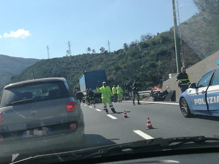 Grave incidente sull'A10: camion "schiaccia" una Mercedes contro il guardrail (FOTO)