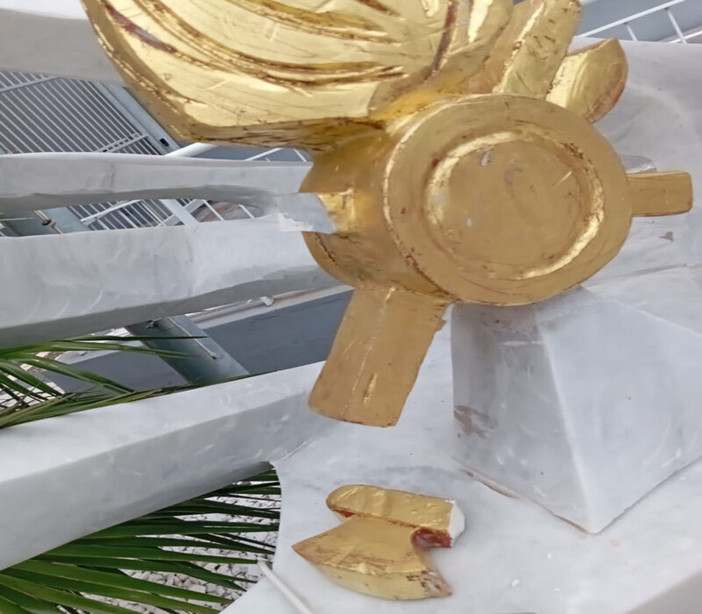 Savona, vandalizzata l'opera "Corpo e Anima" nel piazzale davanti alla caserma dei vigili del fuoco