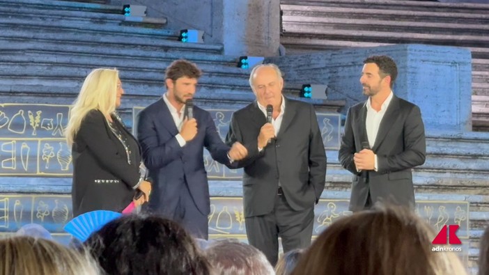 Premio Biagio Agnes, l'atteso abbraccio tra Gerry Scotti e Stefano De Martino