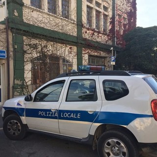Patente scaduta, su scooter senza revisione né assicurazione sfugge all'alt della municipale: inseguito e sanzionato a Pietra Ligure