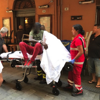 Incidente sul lavoro a Sanremo. 33enne senegalese si amputa due dita con un tritacarne, trasportato all'Ospedale San Paolo di Savona