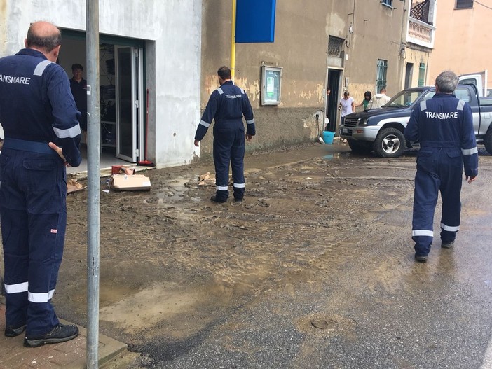 Il maltempo colpisce Vado Ligure: negozi e case invase da acqua e fango (FOTO e VIDEO)