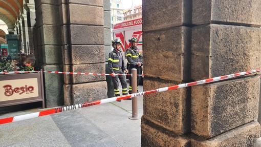 Savona, cadono calcinacci da un palazzo tra Piazza Mameli e via Rella: chiuso ai pedoni parte di porticato