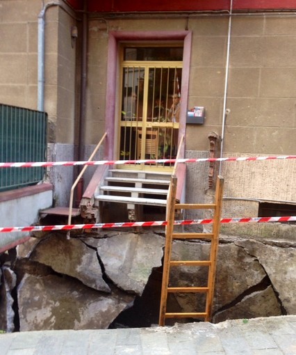 Savona, crollo terrazzo di via Mignone: nessuna responsabilità di Comune e soccorsi del 118: inchiesta archiviata