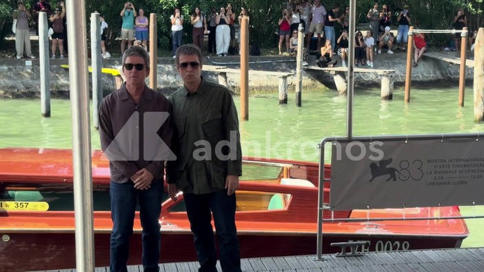 Gli Oasis sono a Venezia 83, l'arrivo a sorpresa dei fratelli Gallagher Gli Oasis sono a Venezia 83, l'arrivo a sorpresa dei fratelli Gallagher