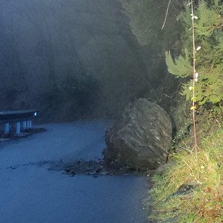 Varazze, crolla un masso sulla strada delle Faje (FOTO) Varazze, crolla un masso sulla strada delle Faje (FOTO)