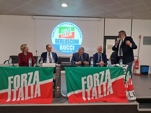 Regionali, Angelo Vaccarezza (FI) presenta il suo opuscolo: "Ecco tutte le menzogne del centrosinistra"