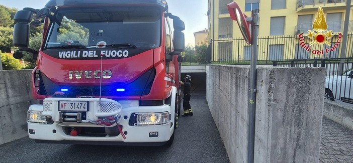 Fiamme in un garage a Vado: intervento dei Vigili del fuoco