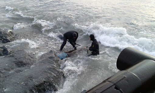 Albenga: partono i lavori per riparare la falla della fogna a Vadino, intervento dei sommozzatori Albenga: partono i lavori per riparare la falla della fogna a Vadino, intervento dei sommozzatori