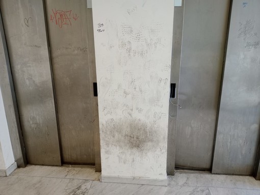 Savona: ancora atti vandalici al parcheggio in Darsena. Colpiti i pulsanti degli ascensori e gli estintori Savona: ancora atti vandalici al parcheggio in Darsena. Colpiti i pulsanti degli ascensori e gli estintori