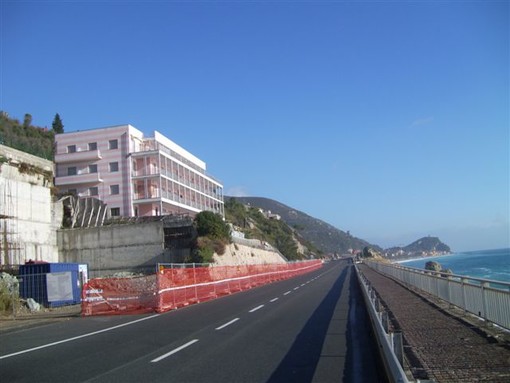 Al via l'asfaltatura della via Aurelia a Varigotti