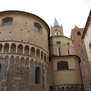 Albenga: sfilata di paracadutisti oggi nel centro storico