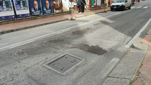 Finale, inizio settimana di asfaltature in via Brunenghi: lunedì 8 e martedì 9 divieto di sosta