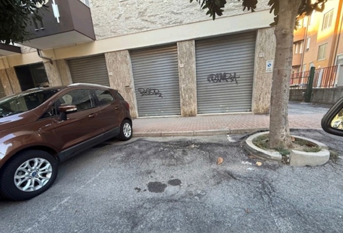 Via Nazario Sauro ad Albenga, il consigliere Lugani: "Parcheggi spesso inutilizzabili e rischi per i pedoni"