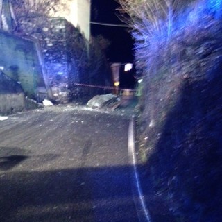 Varazze, masso si abbatte sulla strada di accesso: due condomini isolati