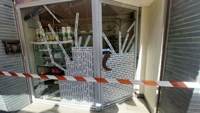 Savona, atto vandalico al bar La Cigale: rotte le vetrate (FOTO E VIDEO)