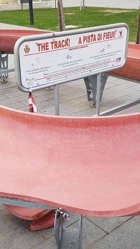 Vandali in azione in Piazza Enzo Tortora ad Albenga