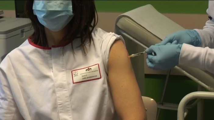 Vaccini, Toti: "Al via le somministrazioni della terza dose per gli operatori che lavorano in ospedali e Asl" Vaccini, Toti: "Al via le somministrazioni della terza dose per gli operatori che lavorano in ospedali e Asl"