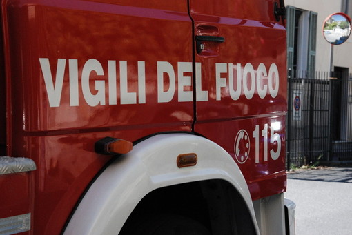 Baracca a fuoco a Pietra Ligure, sul posto i vigili del fuoco