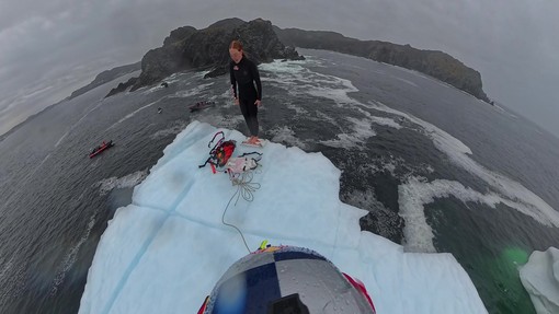 La prima donna a tuffarsi da un iceberg, il video dell'impresa della canadese Molly Carlson