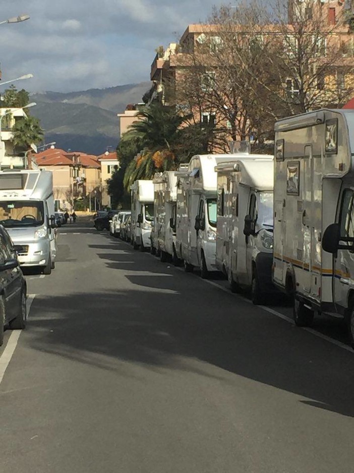 Via Vespucci ad Albenga diventa "campeggio" nei finesettimana, la preoccupazione dei residenti Via Vespucci ad Albenga diventa "campeggio" nei finesettimana, la preoccupazione dei residenti