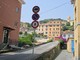 Divieto di transito pedonale in via Calcagno a Varazze. Il consigliere Robello: "Mettere una ringhiera no? Questo non è risolvere un problema"