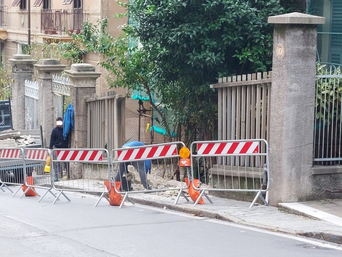 Savona, auto sbanda e sfonda un muro: ragazza in codice giallo
