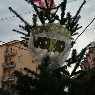 Il Natale arriva a Vadino: comitato e commercianti addobbano il quartiere ingauno
