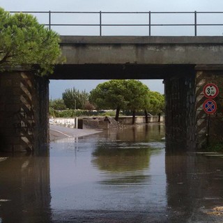 Via Einaudi ad Albenga è di nuovo allagata
