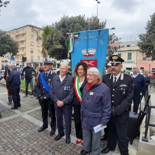 Il partigiano "Gin" alla sinistra del sindaco di Vado Monica Giuliano alla cerimonia di consegna alla città della medaglia d'argento al valore militare