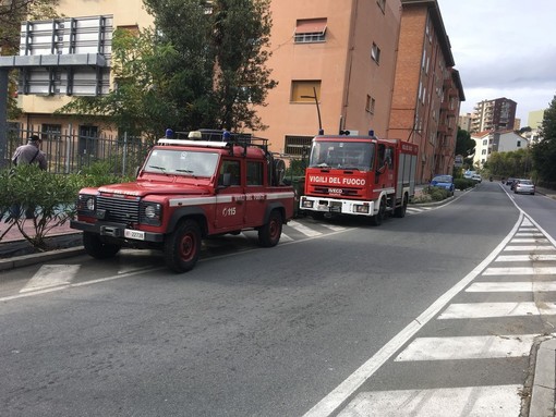 Savona, camino pericolante: intervento dei vigili del fuoco Savona, camino pericolante: intervento dei vigili del fuoco